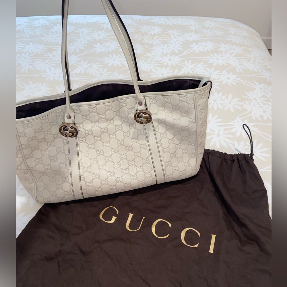 Beautiful Gucci leather tote . Comes with dust bag
